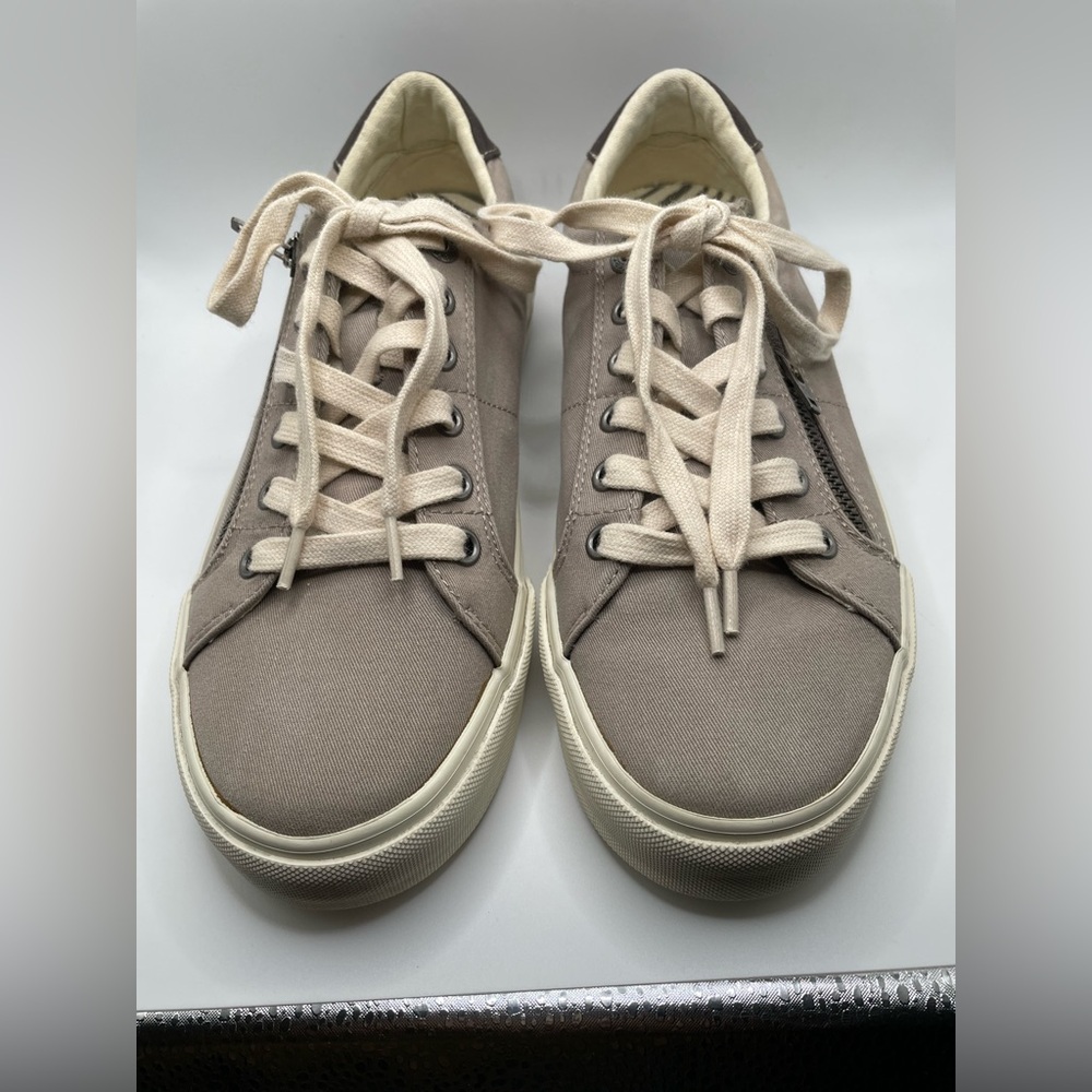 Taos Footwear Z Soul Taupe Canvas Low-Top Sneakers zipper design Sz 8